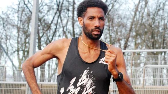 Der deutsche Marathonläufer Amanal Petros vom TV Wattenscheid 01 startet am Sonntag wieder in Valencia. In Valencia hatte der gebürtige Äthiopier den deutschen Rekord auf 2:06:27 Stunden verbessert. (zu dpa: «Marathon-Ass Petros läuft wieder - trotz Sorgen um Familie») - © Roland Weihrauch/dpa