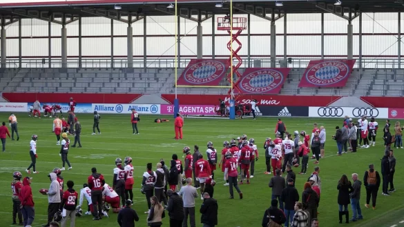 Die Tampa Bay Buccaneers beim Training an der S&auml;bener Stra&szlig;e in M&uuml;nchen. - &copy; Matthias Schrader/AP/dpa