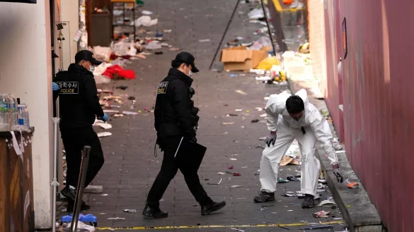 Polizisten ermitteln am Ungl&uuml;cksort der Massenpanik. - &copy; Lee Jin-Man/AP/dpa