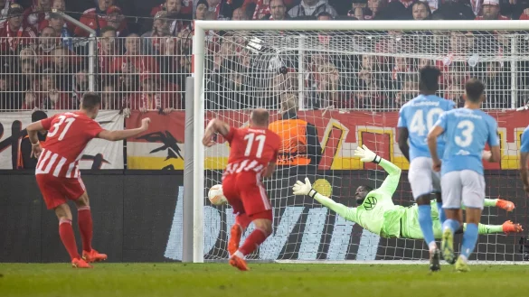 Robin Knoche (l) schoss Union Berlin zum Sieg gegen Malm&ouml;. - &copy; Andreas Gora/dpa