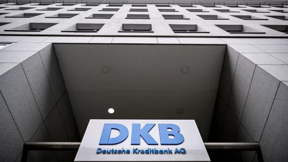 Bei Girokonten der Deutschen Kreditbank ist es zu fehlerhaften Abbuchungen gekommen. Alle zu viel abgebuchten Betr&auml;ge sollten sich inzwischen wieder auf den betroffenen Kundenkonten befinden. - &copy; Britta Pedersen/dpa