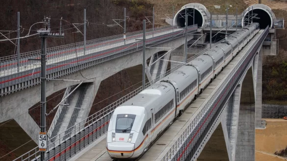 Mit dem Fahrplanwechsel an diesem Wochenende soll auch die Neubaustrecke Wendlingen-Ulm in Baden-W&uuml;rttemberg in Betrieb gehen. - &copy; Christoph Schmidt/dpa