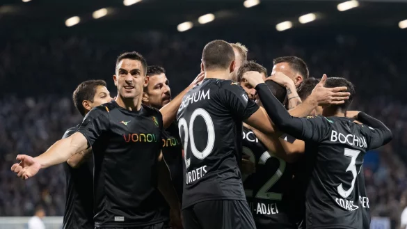 Bochums Spieler freuen sich mit dem Torsch&uuml;tzen Christopher Antwi-Adjei (verdeckt) &uuml;ber das 1:0. - &copy; Bernd Thissen/dpa