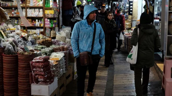 Menschen gehen ihren Gesch&auml;ften nach auf dem Tajrish-Basar im Norden von Teheran. - &copy; Vahid Salemi/AP/dpa