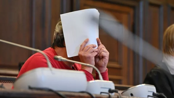 Der 47-Jährige vor dem Landgericht in Hamburg. - © Jonas Walzberg/dpa