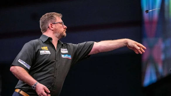 James Wade ist bei der Darts-EM aus dem Rennen. - © David Inderlied/dpa