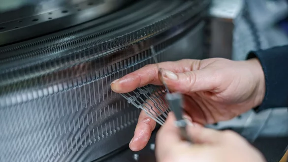 Eine Mitarbeiterin der Terrot GmbH montiert die Stricknadeln f&uuml;r eine Gro&szlig;rundstrickmaschine. Der Hersteller von Strickmaschinen steht wie viele deutsche Maschinenbauer vor dem Problem des Fachkr&auml;ftemangels. - &copy; Jan Woitas/dpa