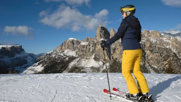 Die Aussicht auf Sassongher und Sellastock zwingen gleich nach dem Start am Piz La Ila zum kurzen Aussichtsstopp. - &copy; Florian Sanktjohanser/dpa-tmn