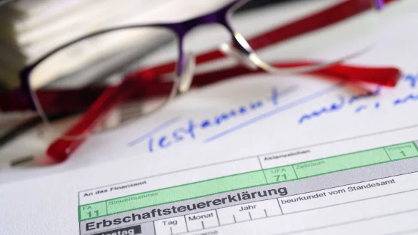 Ein Formular f&uuml;r die Erbschaftsteuererkl&auml;rung. Die Ampel will die Freibetr&auml;ge der Erbschaftsteuer erh&ouml;hen. - &copy; Hans-J&uuml;rgen Wiedl/dpa-Zentralbild/dpa
