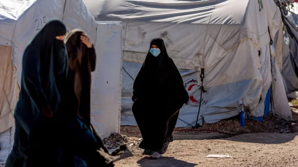 Frauen gehen durch das Gefangenenlager Roj im Nordosten Syriens. - © Baderkhan Ahmad/AP/dpa