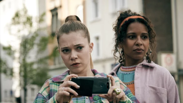 Erschreckt und fasziniert gleichzeitig beobachten Annika (Farina Flebbe) und Beryl (Souhaila Amade, r) einen Unfall und posten ihre Eindr&uuml;cke live ins Netz. - &copy; Bernd Schuller/Hager Moss Film/SWR/dpa