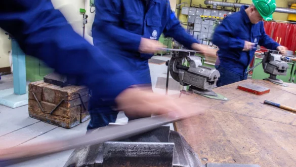 Die Zahl der neu geschlossenen Ausbildungsvertr&auml;ge ist in diesem Jahr leicht gestiegen. - &copy; Jens B&uuml;ttner/dpa