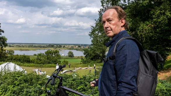 Kriminalhauptkommissar Jakob Stiller, gespielt von Ulrich Noethen, ermittelte gestern wieder im Wendland - und zog die meisten Zuschauerinnen und Zuschauer vor den Fernseher. - &copy; Maor Waisburd/ZDF/dpa