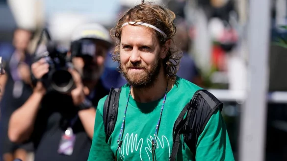 Aston-Martin-Pilot Sebastian Vettel geht durch das Fahrerlager. - &copy; Charlie Neibergall/AP/dpa