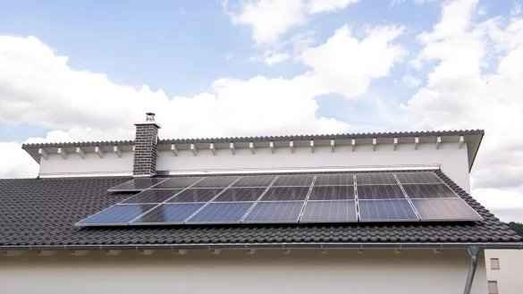 Volleinspeisung oder Eigenverbrauch? Welches Modell sich f&uuml;r Photovoltaik-Betreiber eher lohnt, l&auml;sst sich berechnen. - &copy; Laura Ludiwg/dpa-tmn