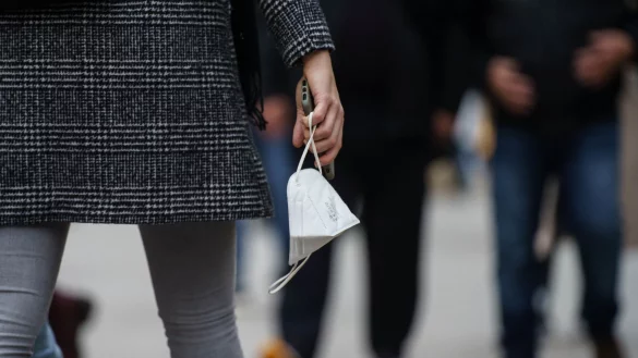 Die Corona-Pandemie hat die Lebenszufriedenheit der Deutschen erheblich eingeschr&auml;nkt, die Belastungen waren in verschiedenen Bev&ouml;lkerungsgruppen aber unterschiedlich stark. - &copy; Frank Rumpenhorst/dpa