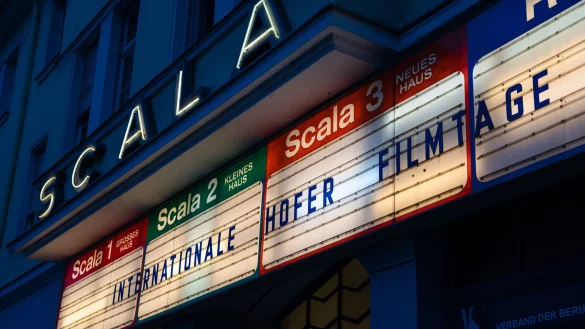 Auf der Kinotafel des Scala Kinos werden die Hofer Filmtage beworben. - &copy; Nicolas Armer/dpa