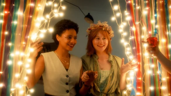 Zara (Alina Sokhna, l) und Olja (Valeriia Berezovska) feiern mit ihren Mitbewohnern Oljas und Petjas Hochzeit in einer Szene des ZDF-Projekts &laquo;Himmel & Erde&raquo;. - &copy; Nataliia Khalan/ZDF/dpa