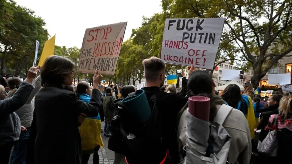 Demonstranten protestieren auf dem Neumarkt gegen den Krieg in der Ukraine. - &copy; Roberto Pfeil/dpa