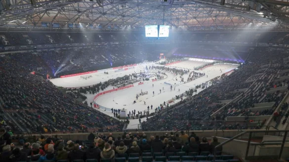 Zuschauer sitzen auf den R&auml;ngen der Arena auf Schalke bei der 18. Biathlon World Team Challenge (WTC). - &copy; Friso Gentsch/dpa