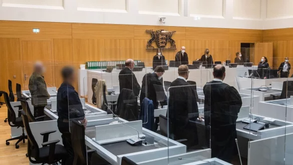 Die beiden Angeklagten (l) stehen bei Prozessbeginn in einem Gerichtssaal des Oberlandesgerichts Stuttgart. - &copy; Christoph Schmidt/dpa