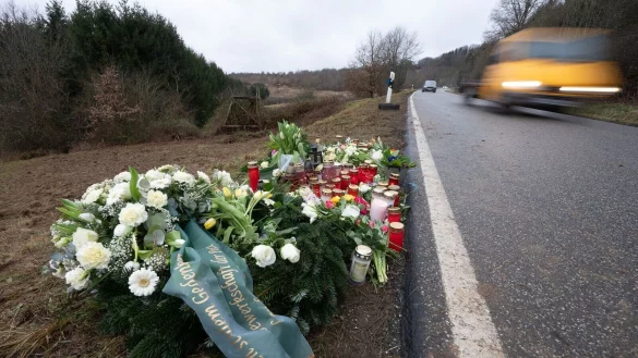 Blumen und Kerzen am Tatort, an dem Ende Januar 2022 bei Kusel zwei Polizeibeamte bei einer Verkehrskontrolle erschossen wurden. - &copy; Sebastian Gollnow/dpa