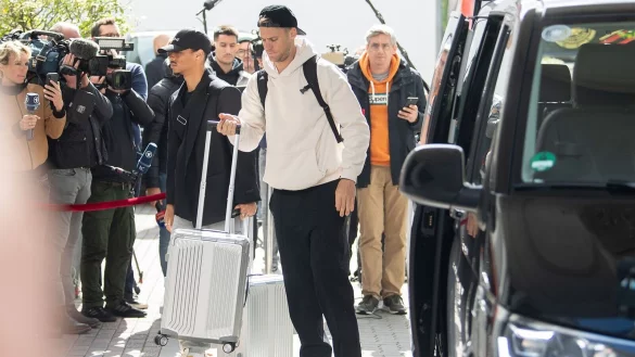 Leroy San&eacute; (l) und Manuel Neuer kommen vor dem Hotel der Nationalmannschaft an. - &copy; Sebastian Gollnow/dpa