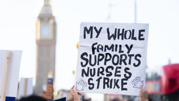 Mitglieder des Royal College of Nursing streiken vor dem Krankenhaus St. Thomas in London. - &copy; James Manning/PA Wire/dpa