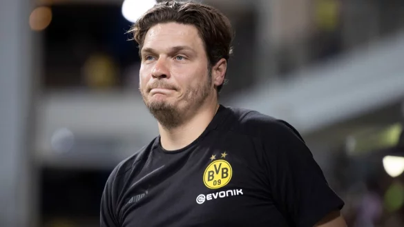 Dortmunds Trainer Edin Terzic beobachtet das Aufw&auml;rmen. - &copy; Marco Steinbrenner/dpa