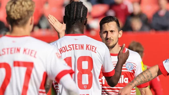 Holstein Kiel setzte sich nach einem R&uuml;ckstand noch in N&uuml;rnberg durch. - &copy; Daniel Karmann/dpa