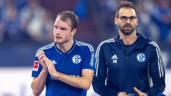 Verletzte sich im Spiel gegen Freiburg: Schalkes Thomas Ouwejan. - © David Inderlied/dpa