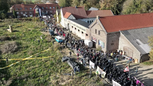 Bei einer Demonstration ziehen mehrere Hundert Teilnehmer mit Bannern durch das Dorf. - © David Young/dpa