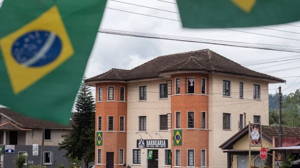 Die brasilianische Flagge, einst Symbol f&uuml;r die Freundschaft zwischen Deutschland und Brasilien, steht in Pomerode f&uuml;r die Unterst&uuml;ztung der aktuellen Regierung von Pr&auml;sident Bolsonaro. - &copy; Henry Milleo/dpa
