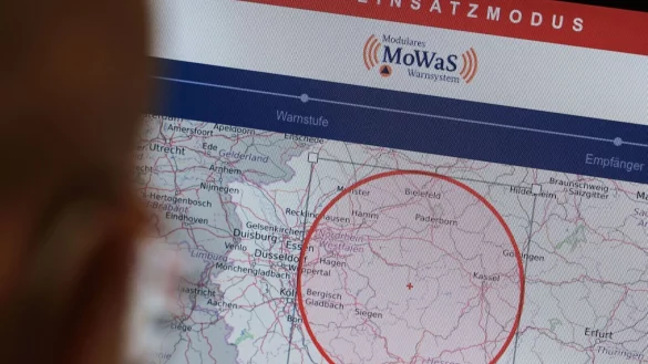 Ein Bildschirm mit dem Modularen Warnsystem ist auf einem Display beim Bundesamt f&uuml;r Bev&ouml;lkerungsschutz zu sehen. - &copy; Oliver Berg/dpa
