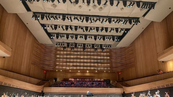 Der Musikdirektor Jaap van Zweden dirigiert die erste Probe der New Yorker Philharmoniker in der Saison 2022/23 in der David Geffen Hall im Lincoln Center for the Performing Arts. - &copy; Ronald Blum/AP/dpa