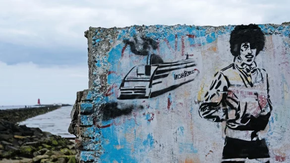 Die Dubliner Seemauer zieht sich rund zwei Kilometer ins Wasser - am Ende steht der Leuchturm Poolbeg Lighthouse. - &copy; Mareike Graepel/dpa-tmn