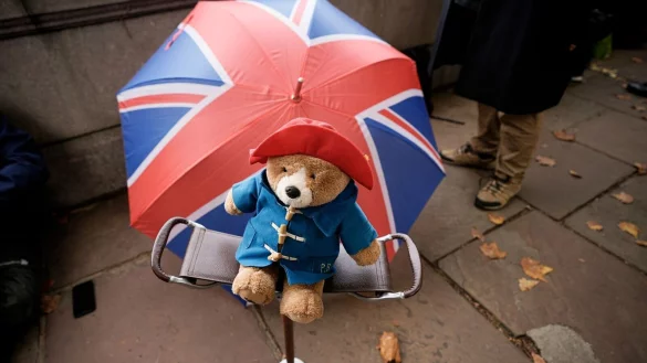 Viele Menschen haben nach dem Tod der Queen Paddington-Pl&uuml;schtiere vor dem Buckingham Palast abgelegt. - &copy; Andreea Alexandru/AP/dpa