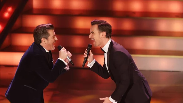Thomas Anders (l) und Florian Silbereisen singen um die Wette. - &copy; Bodo Schackow/dpa