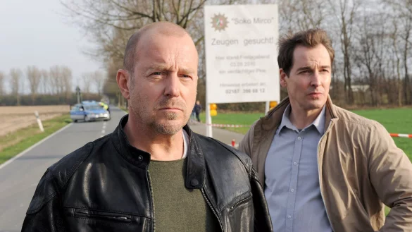 Ingo Thiel (Heino Ferch, l) und Mario Eckartz (Felix Kramer) suchen Zeugen, die etwas gesehen haben. - &copy; Kerstin Steller/ZDF/dpa