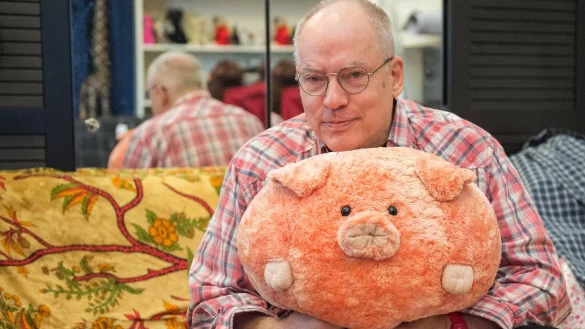 Der Filmregisseur Rosa von Praunheim in seiner Wohnung in Berlin: Jetzt wird er 80. - &copy; Silas Stein/dpa