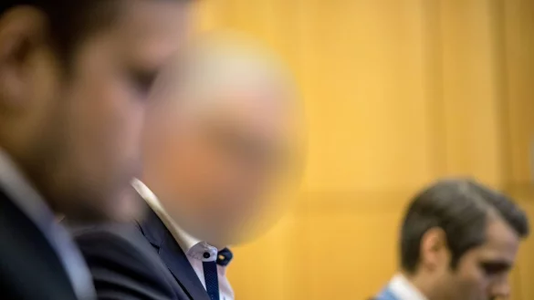 Der Angeklagte Enrico Kahl (M) wartet auf den Beginn des Prozesstags vor dem Landgericht. - &copy; David Inderlied/dpa