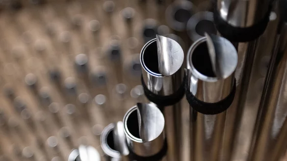 Am ersten Advent soll die neue Orgel in der gr&ouml;&szlig;ten Holzkirche Deutschlands eingeweiht werden. - &copy; Swen Pf&ouml;rtner/dpa