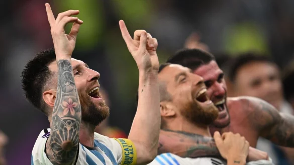 Argentiniens Superstar Lionel Messi jubelt nach dem Sieg gegen Australien. - © Robert Michael/dpa