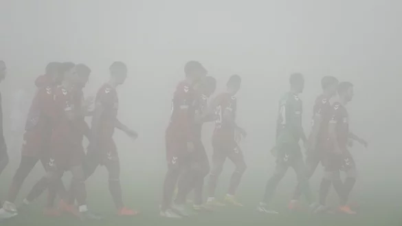K&ouml;lns Spieler stehen im Nebel. - &copy; Gl&uuml;ck Dalibor/CTK/dpa