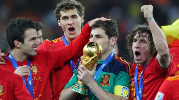 Holten 2010 mit Spanien den WM-Pokal: Iker Casillas (2.v.r) und Carles Puyol (r). - &copy; Srdjan Suki/EPA/dpa