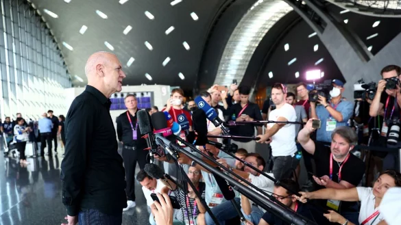 DFB-Pr&auml;sident Bernd Neuendorf (l) gibt am Flughafen in Doha ein Statement. - &copy; Tom Weller/dpa