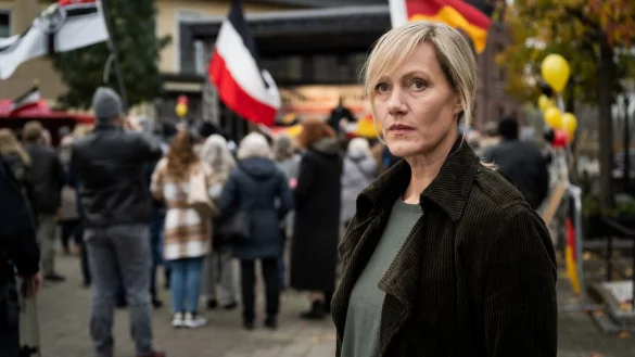 Claudia Voss (Anna Schudt) realisiert, dass sie nichts gegen die rechte Demonstration in ihrer Stadt ausrichten kann in einer Szene aus &laquo;Die B&uuml;rgermeisterin&raquo;. - &copy; Martin Rottenkolber/ZDF/dpa