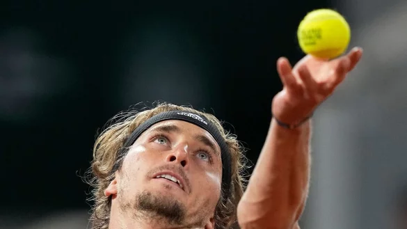 Alexander Zverev gewann beim Diriyah Tennis Cup zun&auml;chst gegen Dominic Thiem, musste sich dann aber Daniil Medwedew geschlagen geben. - &copy; Michel Euler/AP/dpa