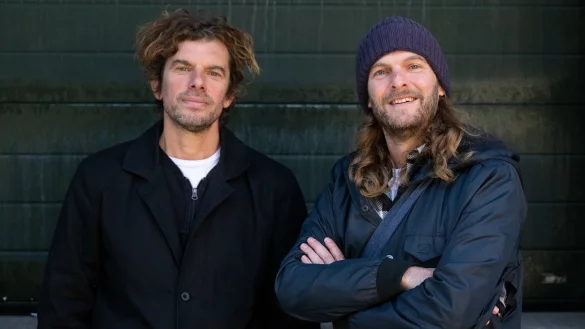 S&auml;nger und Gitarrist Peter Brugger (r) und Bassist R&uuml;diger &laquo;R&uuml;de&raquo; Linhof halten gar nichts von der WM in Katar. - &copy; Sven Hoppe/dpa