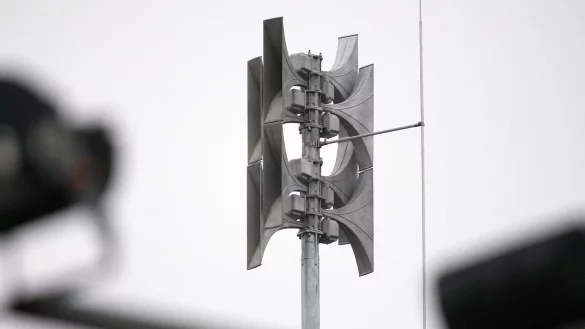 Eine Sirene ist auf einem Haus installiert. - © Soeren Stache/dpa/Symbolbild